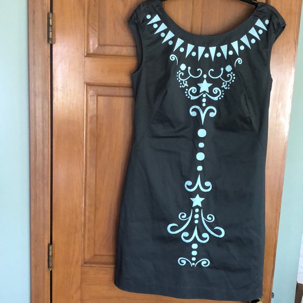 Very cute gray dress with blue design